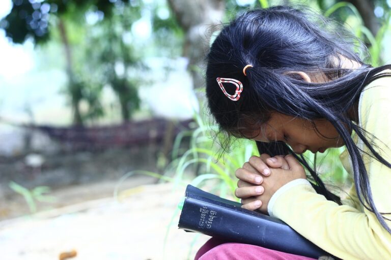 kid, praying, faith, pray, praise, worship, study bible, child, christian, bible, prayer, praise, praise, praise, praise, praise